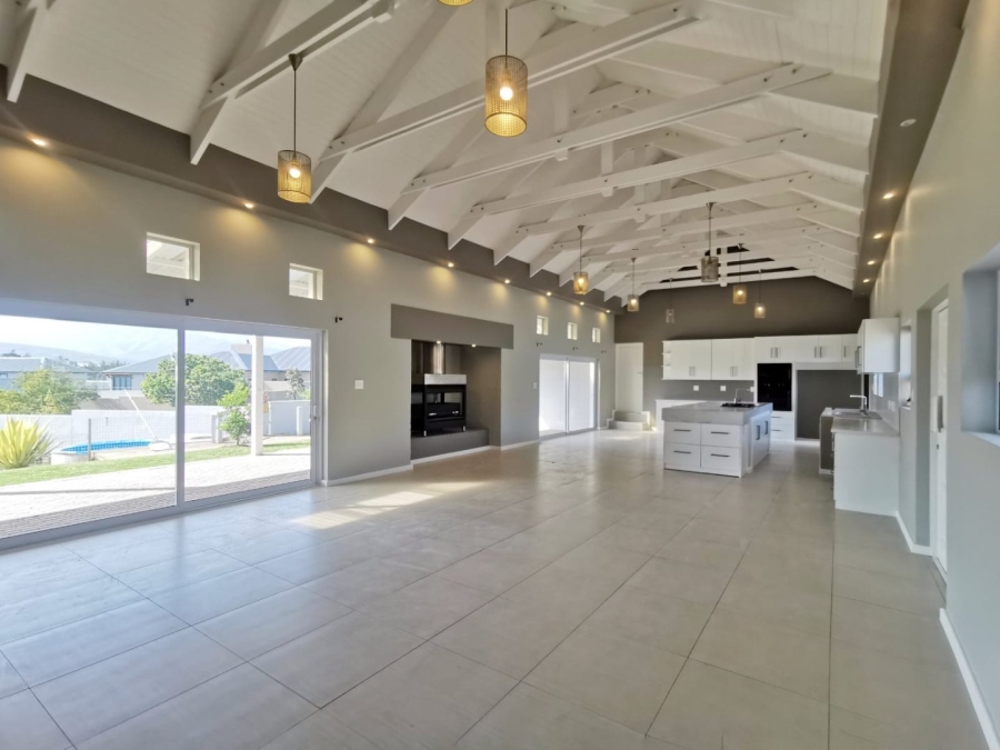 3 Bedroom Property for Sale in Kraaibosch Western Cape